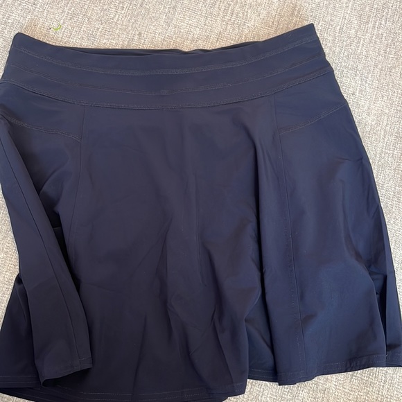 Athleta skirt with built in shorts - Picture 3 of 5